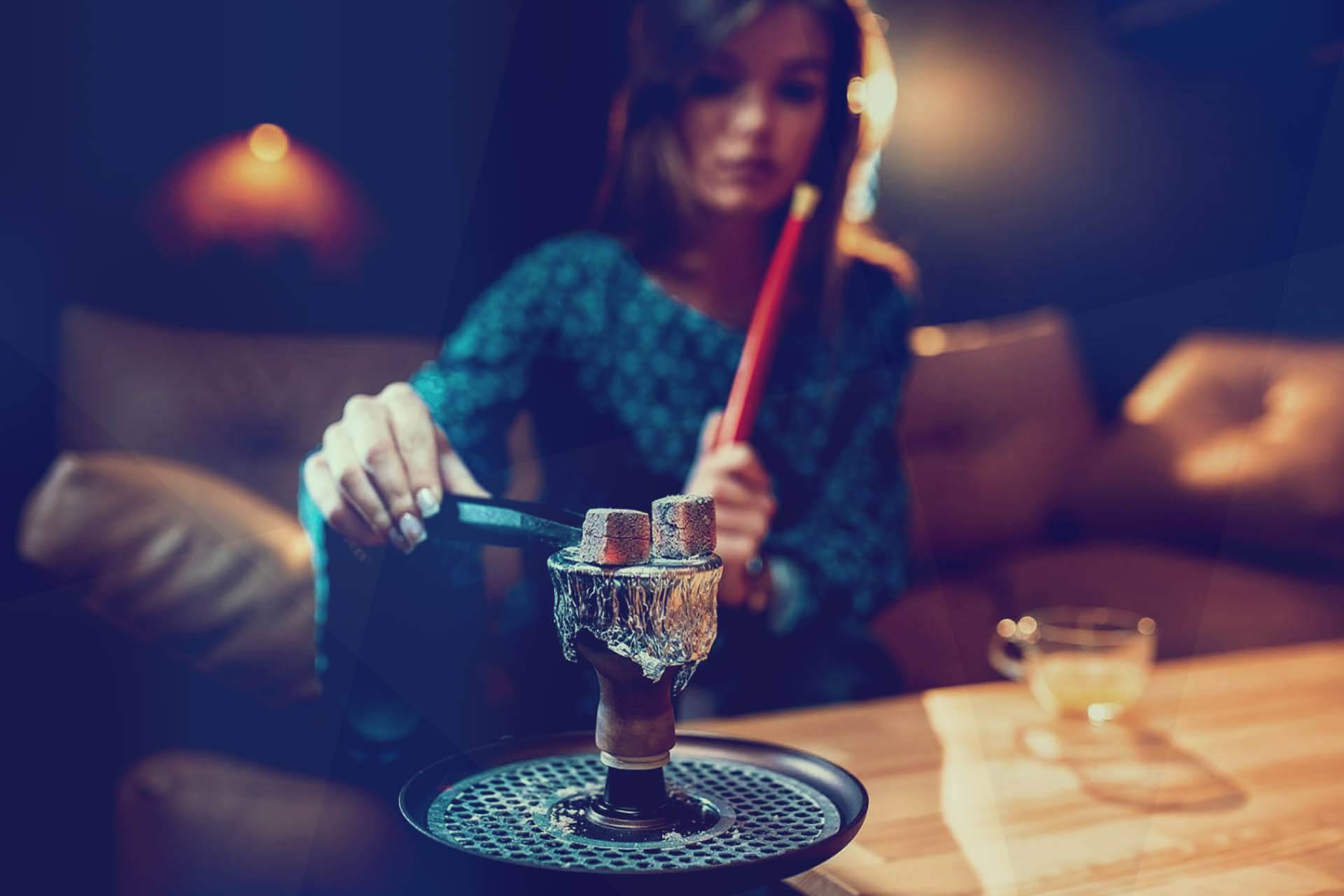 Frau mit Shisha und Tabak ohne Nikotin