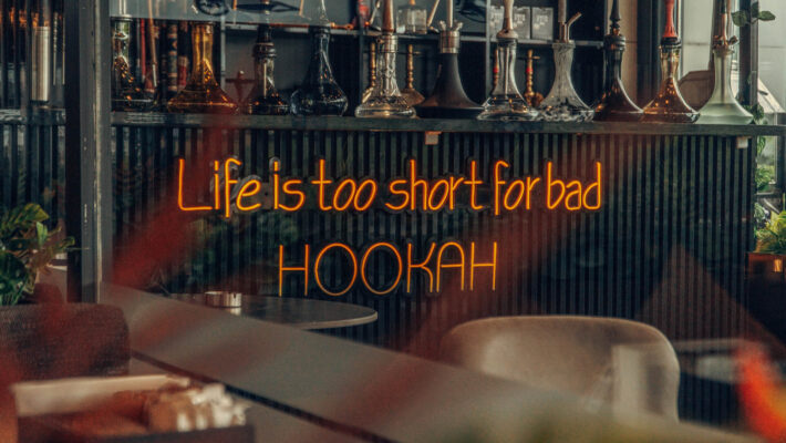 Hookah Bar im Freien mit großen und kleinen, modernen und traditionellen Shishas