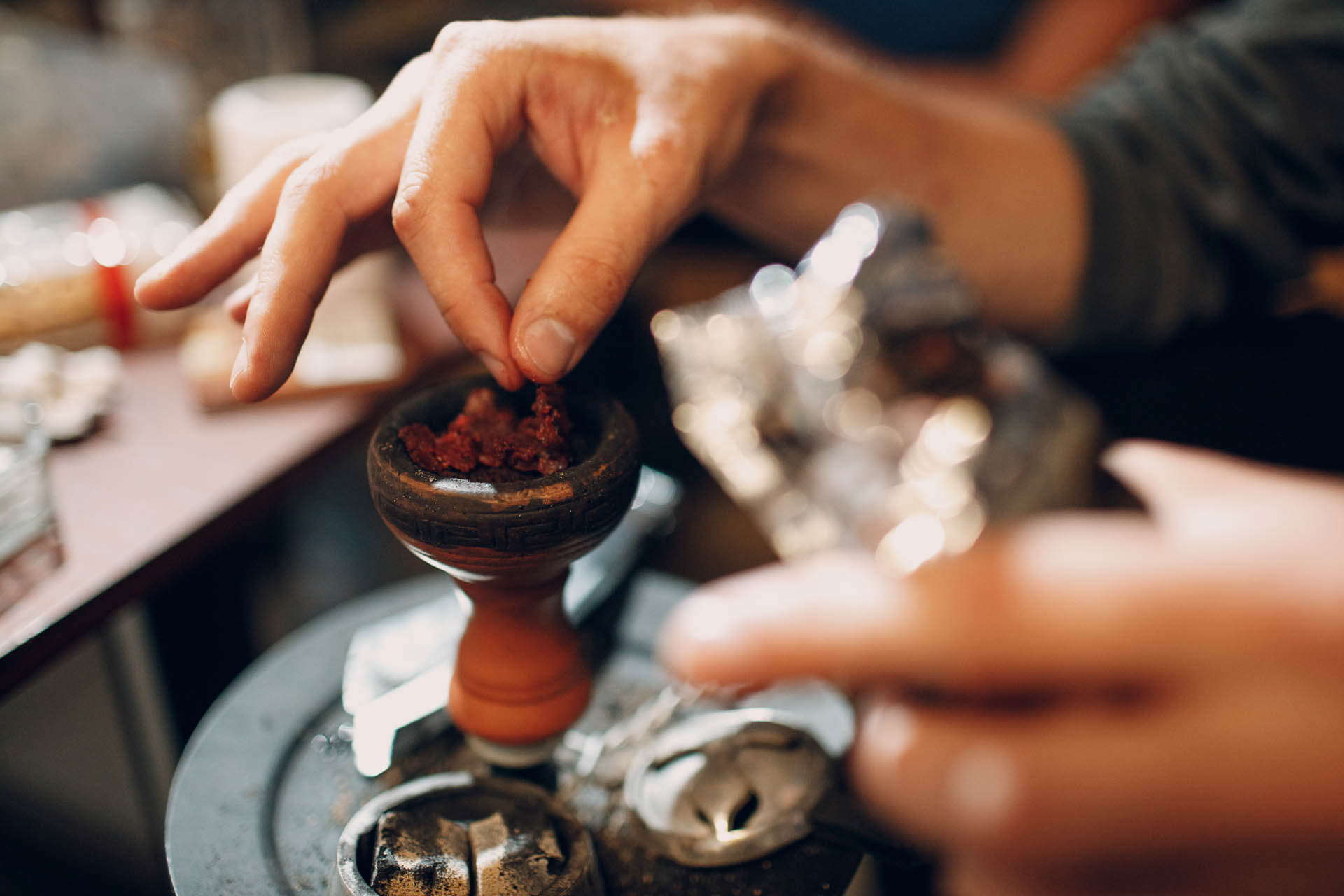 Shisha Tabak zubereiten und mischen, um Trockenheit zu vermeiden