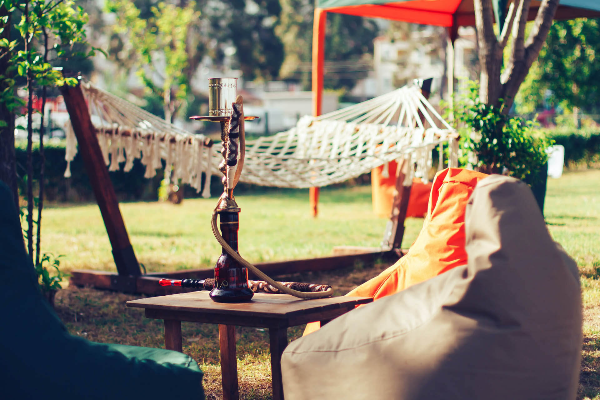 Shisha im Garten mit Vollkontakt-Setup